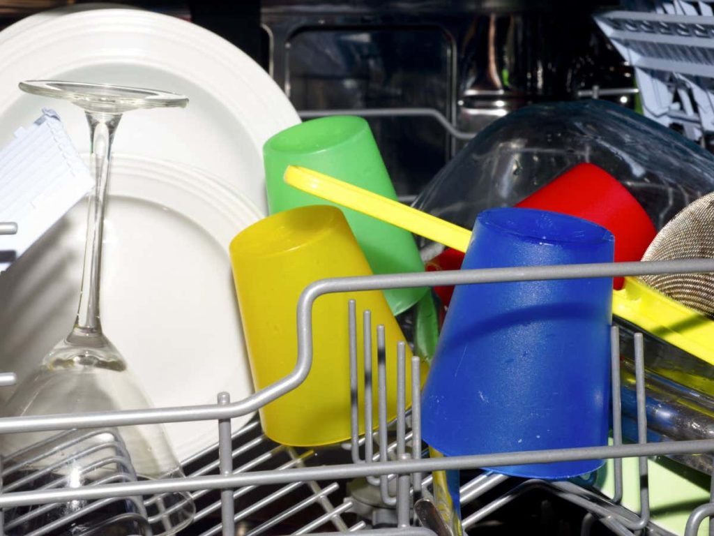 Can I Put Plastic in the Dishwasher