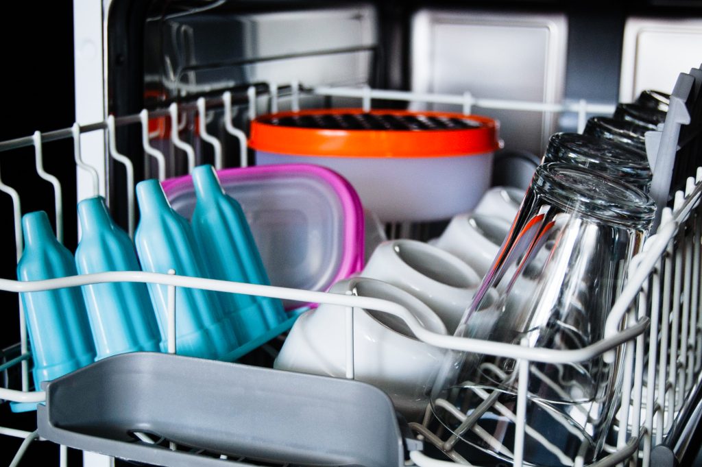 Can You Put Plastic Containers in the Dishwasher