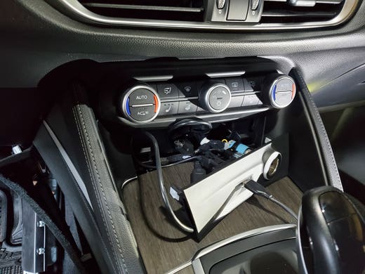 Does 2018 Alfa Romeo Stelvio Have Apple Carplay