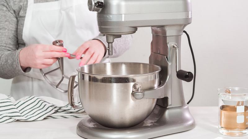 How Do You Remove the Bowl from a Kitchenaid Mixer
