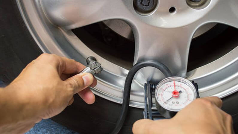 How to Fill a Car Tire With Air