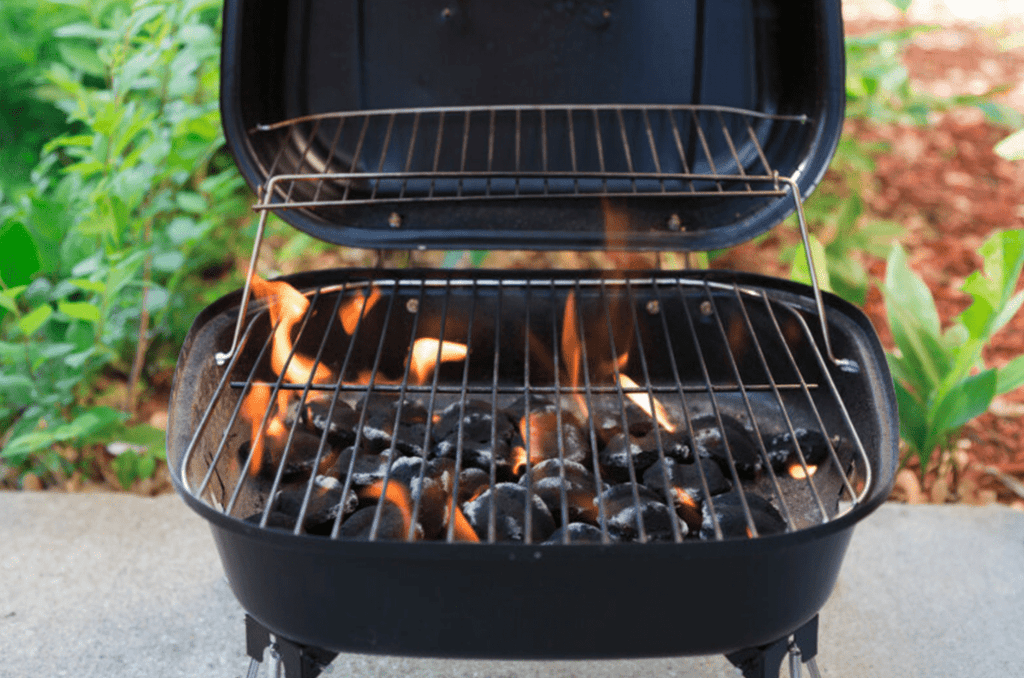 How to Grill on Charcoal Grill With Vents