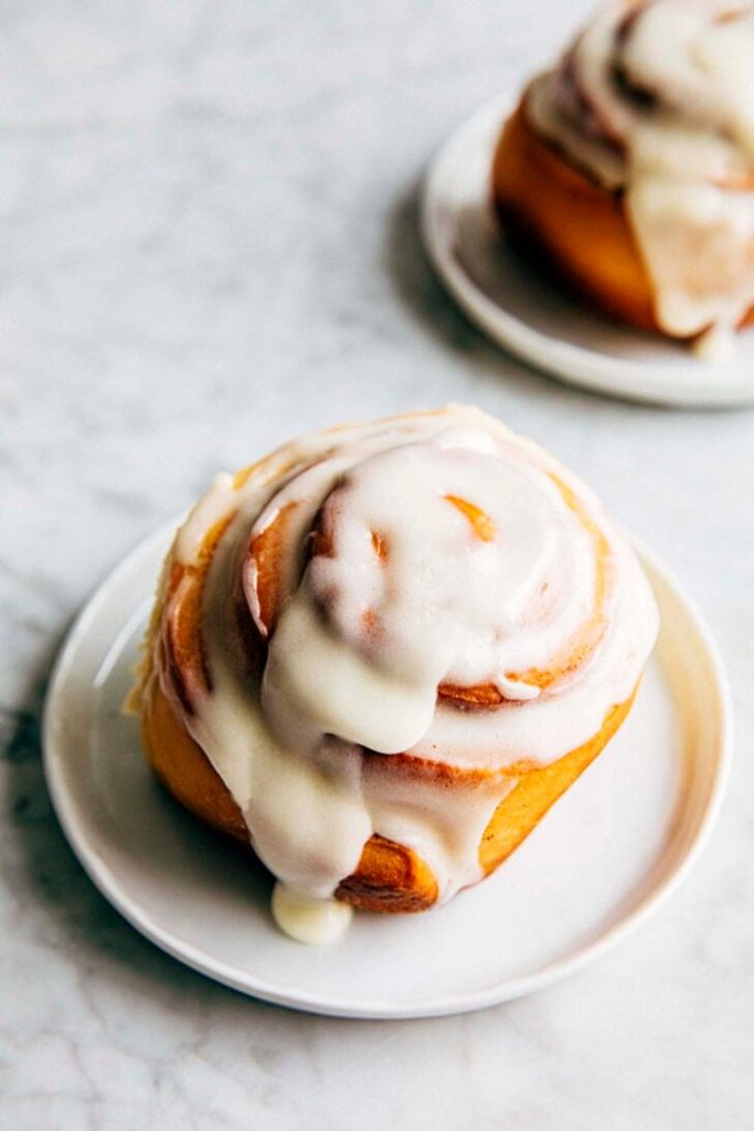 How to Make Icing for Cinnamon Rolls With Cream Cheese