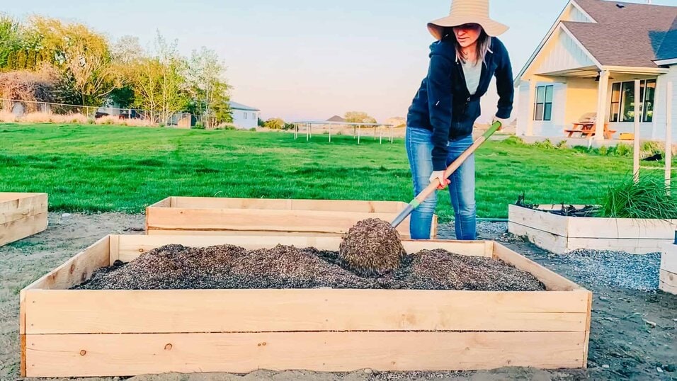 How to Make Soil for Raised Garden Beds