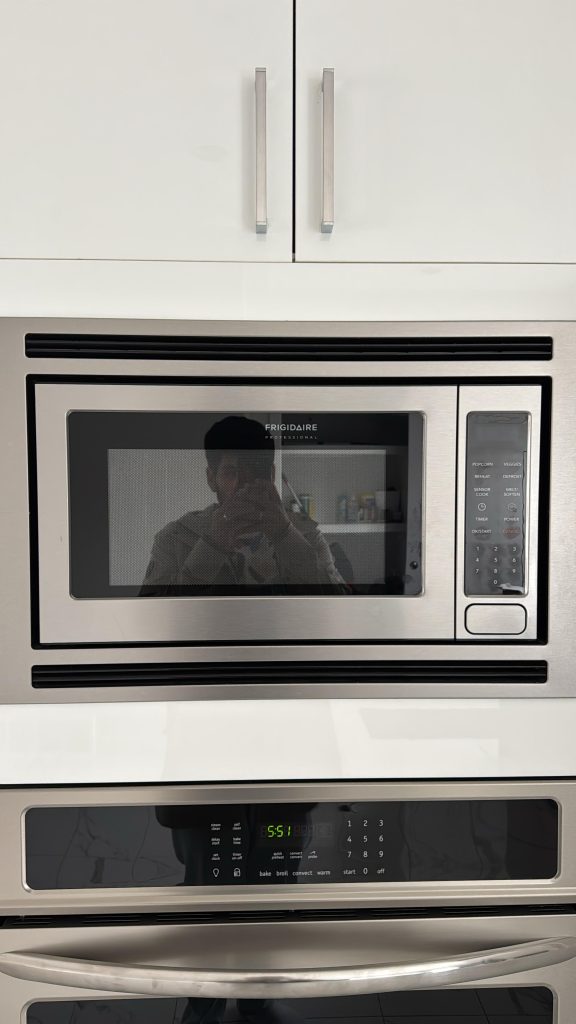 How to Remove a Microwave Oven