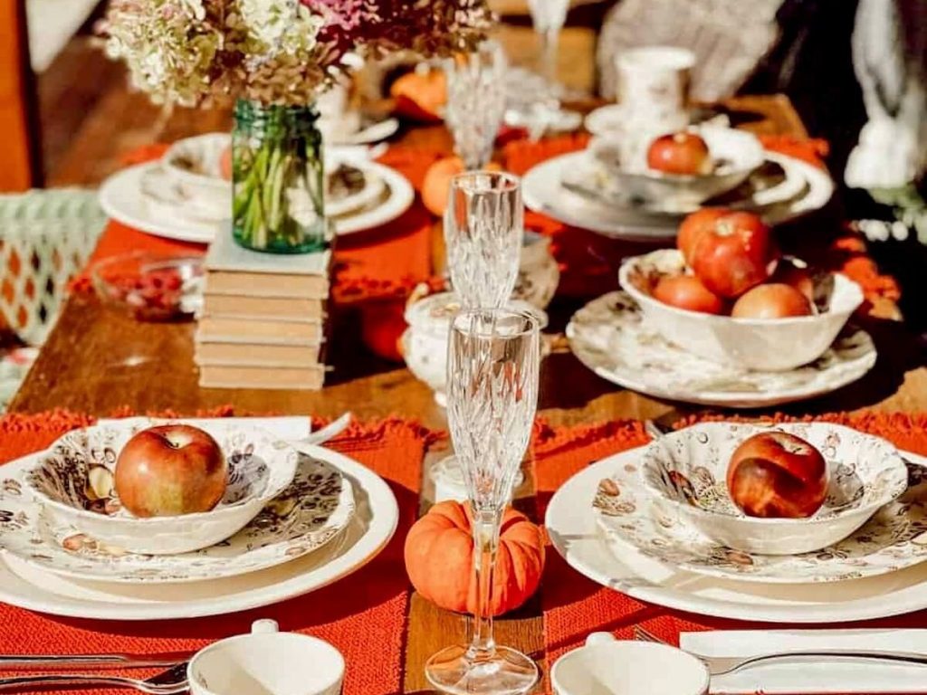How to Set Dinnerware