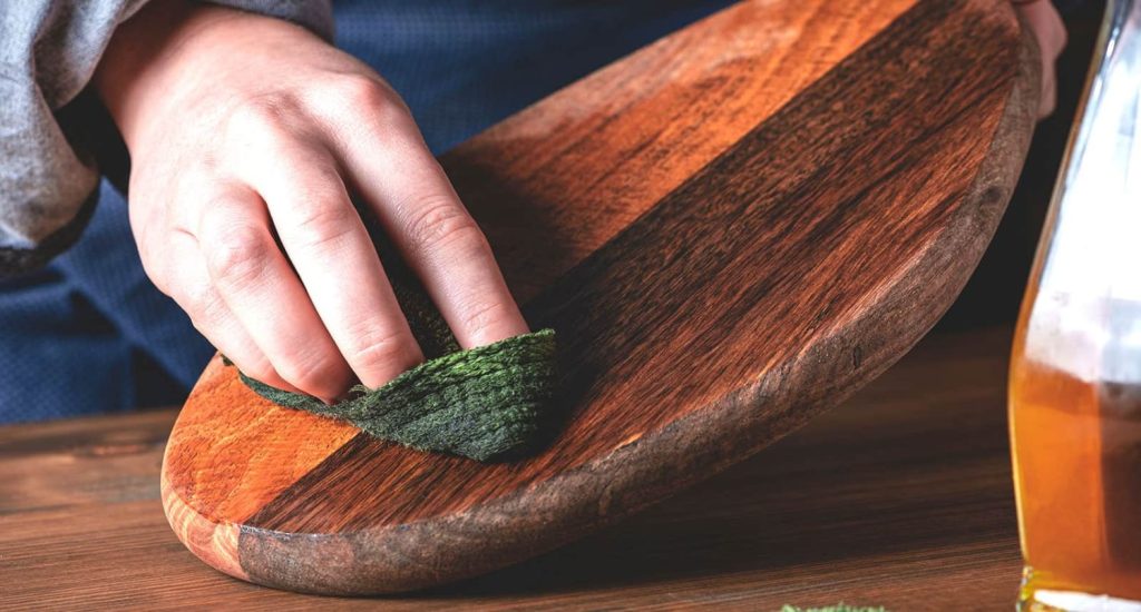 How to Treat a Cutting Board With Mineral Oil