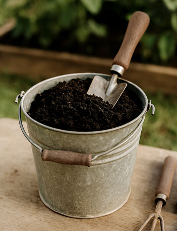 How to Use a Tumbler Compost Bin